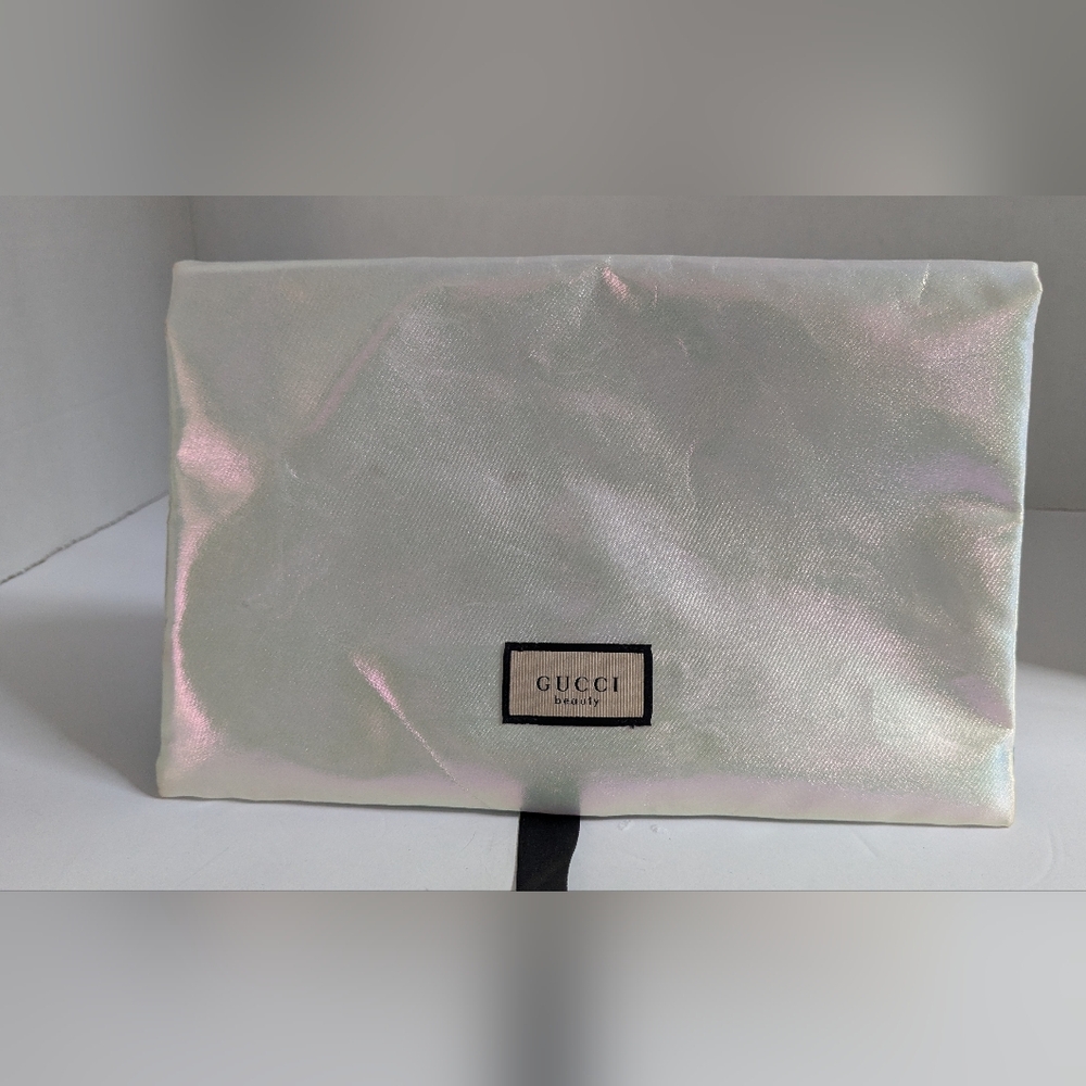 Gucci iridescent cosmetic pouch in pearl pink and mint - Picture 9 of 9